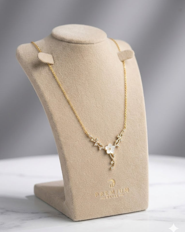 Delicate Floral Necklace – Elegant White Blossom Charm