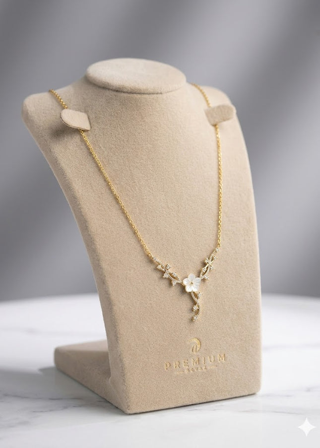 Delicate Floral Necklace – Elegant White Blossom Charm