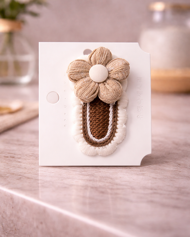 Elegant Floral Hair Clip – Handmade Aesthetic Daisy Barrette